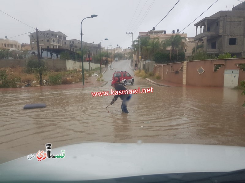 في هذه الأجواء الماطرة ... يكمل العطاء .. طواقم الصيانة ونادر ابو عقل في الميدان يلبون احتياجات الاهالي